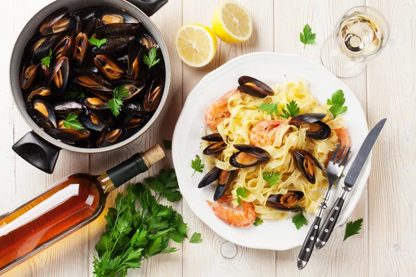 意大利面海鲜和白色的酒 — 图库照片