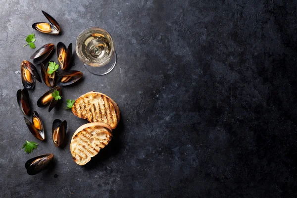 Mejillones, pan tostado y vino blanco — Foto de Stock