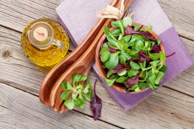 Mısır salata yaprakları ve zeytin yağı