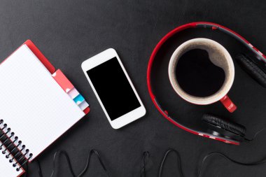 Not Defteri, kahve, akıllı telefon ve kulaklık ile Danışma