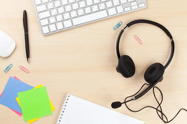 Bureau met headset en pc — Stockfoto