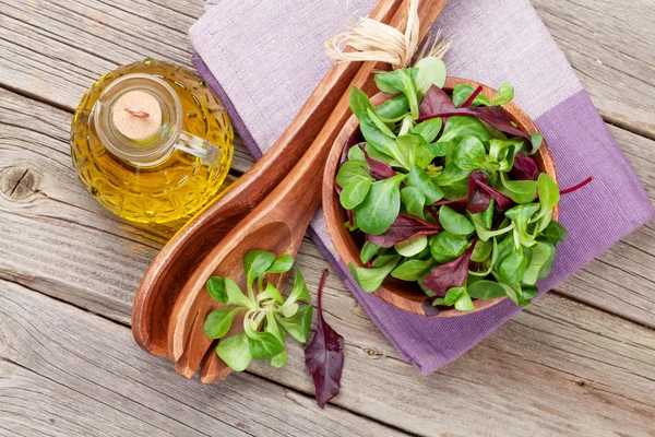 Foglie di insalata di mais e olio d'oliva — Foto Stock