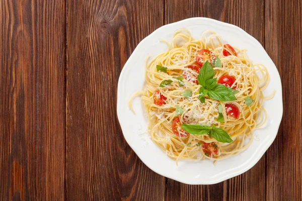 Massa de espaguete com tomate e manjericão — Fotografia de Stock
