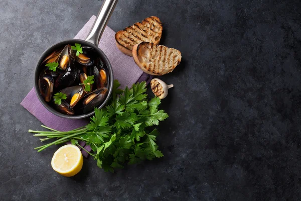 Mejillones y pan tostado — Foto de Stock