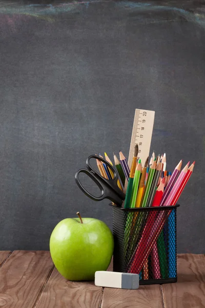 Material escolar y de oficina y manzana — Foto de Stock