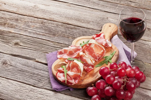 Prosciutto and mozzarella with red wine — Stock Photo, Image