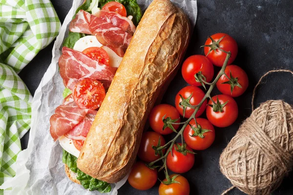 Sandwich de Ciabatta con ensalada, jamón y mozzarella — Foto de Stock