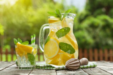 Limonata sürahi ve bardak