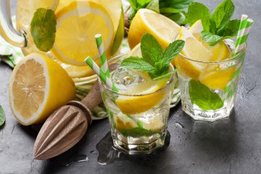 Limonata sürahi ve bardak