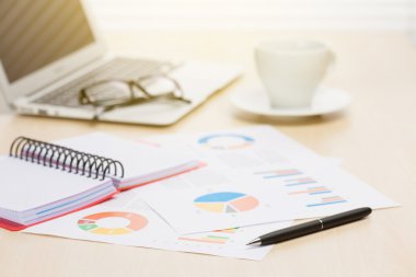 Ofis Resepsiyon işyeri dizüstü bilgisayar ve kahve