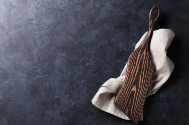 Mutfak masasında kesme tahtası üzerinde havlu ile