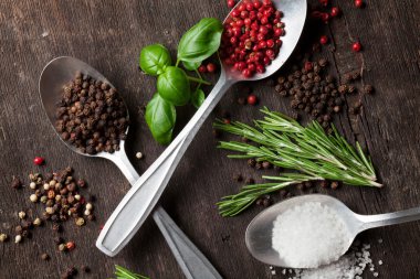 Bitkiler ve baharatlar masada.