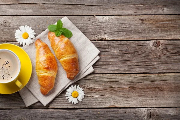 Croissants en koffie beker — Stockfoto