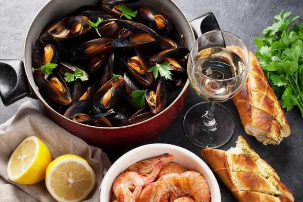 Mejillones, gambas y vino blanco —  Fotos de Stock