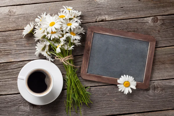 Blackboard, bloemen en koffie beker — Stockfoto