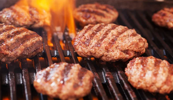 Burger kochen auf dem Grill — Stockfoto