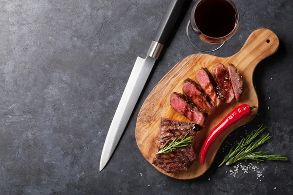 Grilovaná striploin steak a červené víno — Stock fotografie