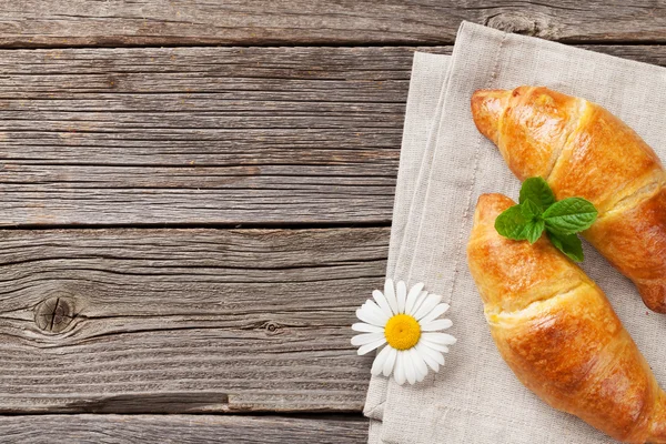 Croissants und Kamillenblüten — Stockfoto