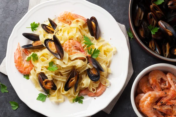 Pasta con mariscos sobre mesa de piedra — Foto de Stock