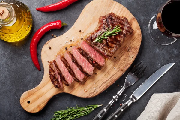 Grilovaná striploin steak a víno — Stock fotografie