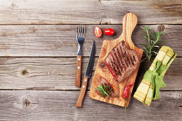 Steak de bœuf grillé au romarin, sel et poivre — Photo