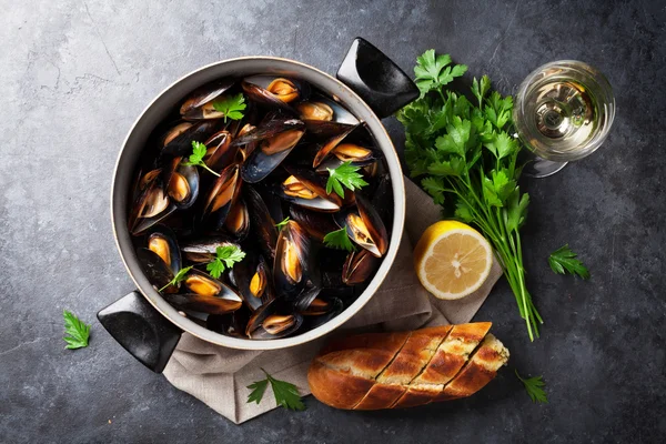 Mussels in copper pot and white wine — Stock Photo, Image