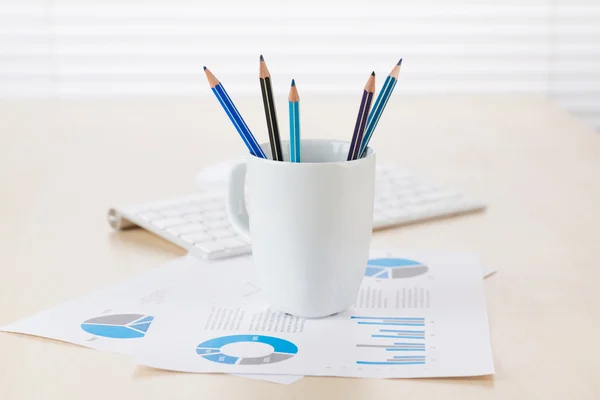 Escritório local de trabalho com suprimentos — Fotografia de Stock