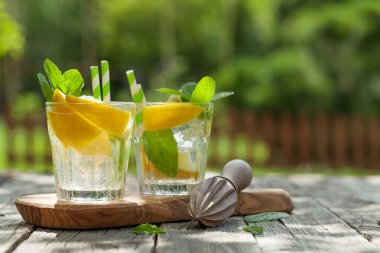 Limonata limon, nane ve buz ile