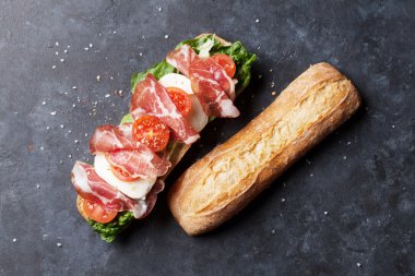 Sandviç salata, jambon ve mozzarella ile