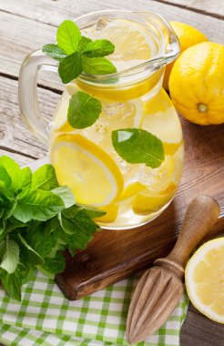 Limonata limon, nane ve buz ile