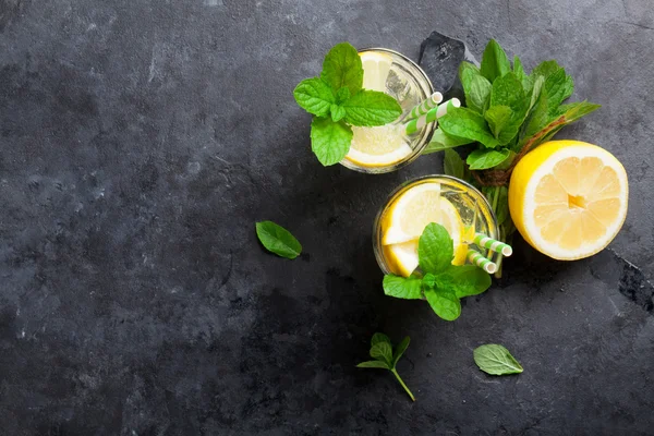 Limonada com limão, hortelã e gelo — Fotografia de Stock