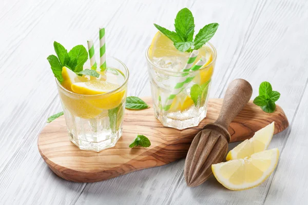 Lemonade with lemon, mint and ice — Stock Photo, Image