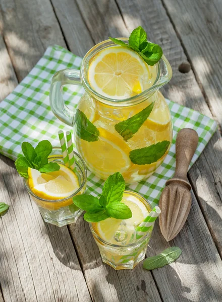 Limonade mit Zitrone, Minze und Eis — Stockfoto