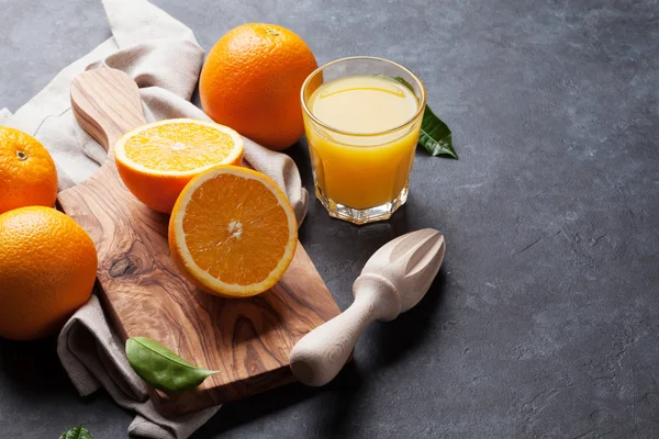 Fruits et jus d'orange frais — Photo