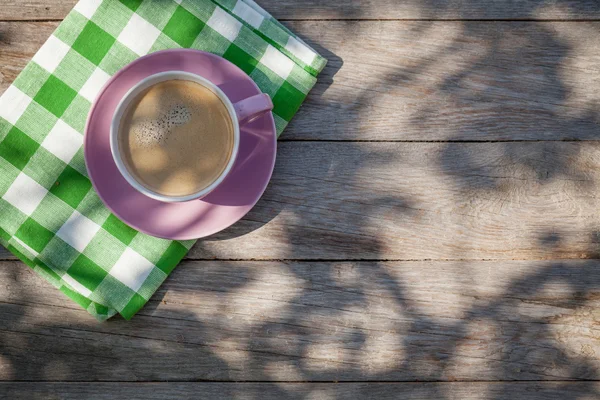 Coffee cup on garden table — Stock Photo, Image