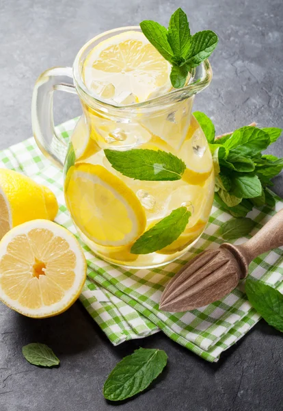 Limonade mit Zitrone, Minze und Eis — Stockfoto