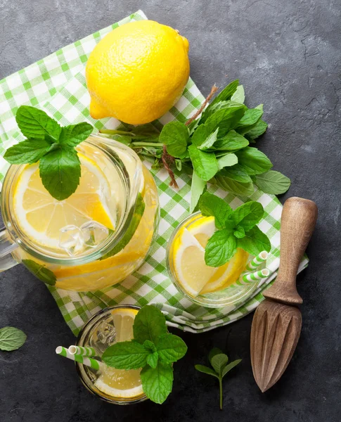 Limonada con limón, menta y hielo —  Fotos de Stock