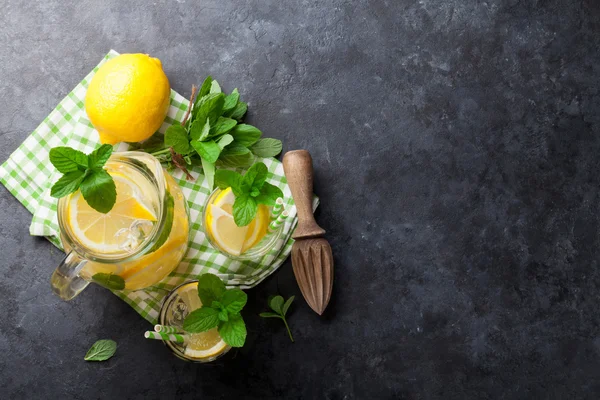 Limonada con limón, menta y hielo —  Fotos de Stock