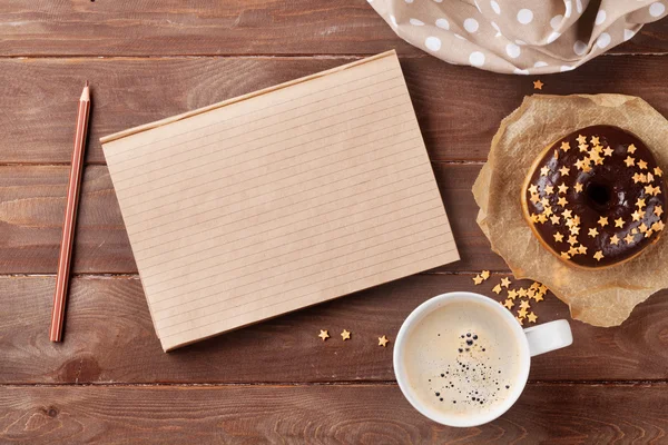 Το σημειωματάριο με το ντόνατ και καφέ — Φωτογραφία Αρχείου