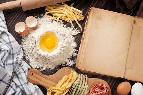 Pâtes maison et livre de cuisine — Photo