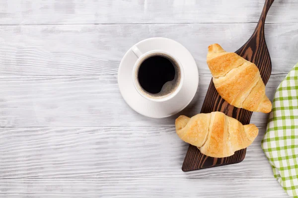 Croissants frescos y café — Foto de Stock