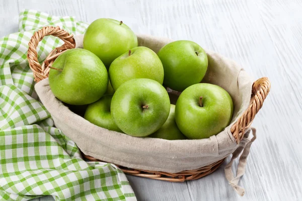 Pommes vertes dans le panier — Photo