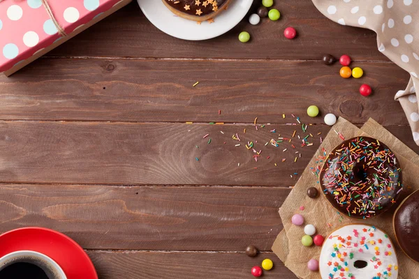 Donuts com caixa de presente e café — Fotografia de Stock