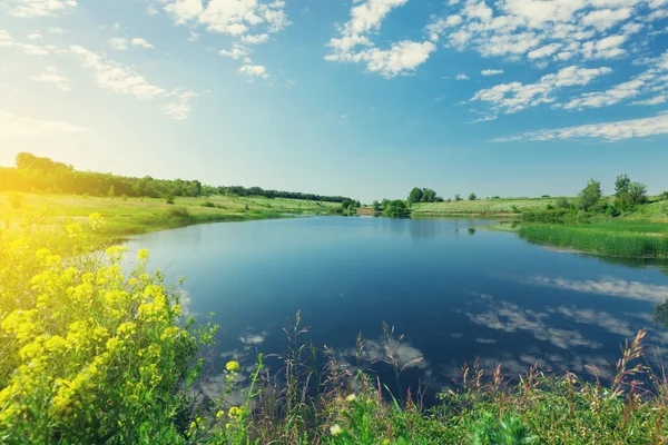 Paisaje con estanque y colinas — Foto de Stock