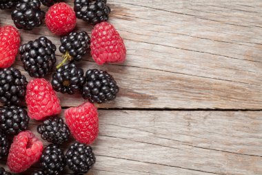 Böğürtlen ve ahududu masada