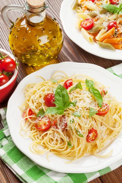 Domatesli spagetti ve penne makarna — Stok fotoğraf