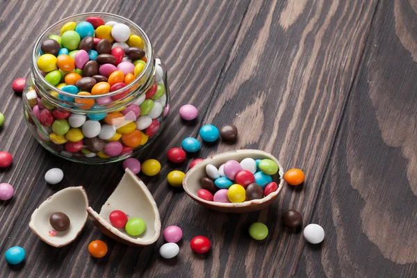 Färgglada karameller på träbord — Stockfoto