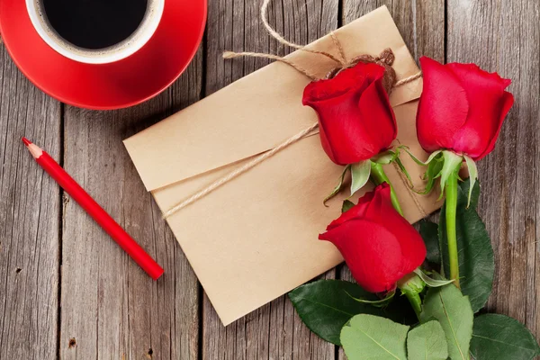 Любовний лист і червоні троянди — стокове фото