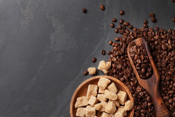 Kávová zrna a hnědý cukr — Stock fotografie