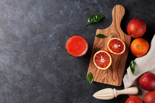 Naranjas rojas frescas y zumo — Foto de Stock